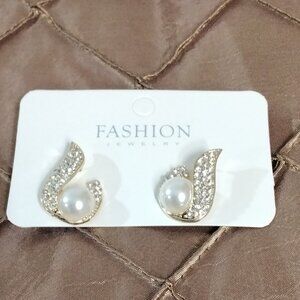 Waterdrop Shape classic elegant earrings golden tone pearl Rhinestones